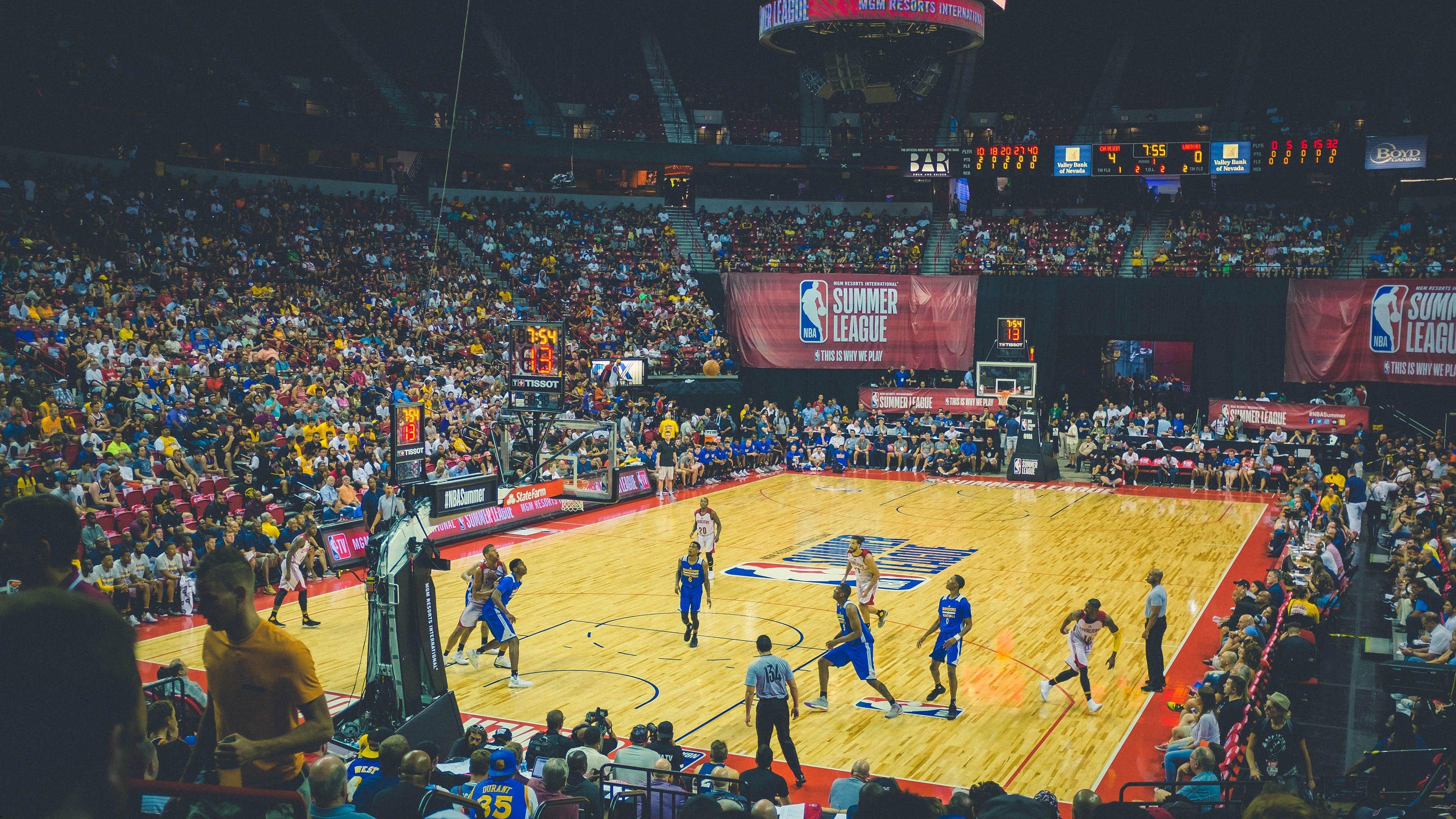 模糊成风！掘金社媒动态引爆猜想，登机照快出残影，冠军之心已在归途