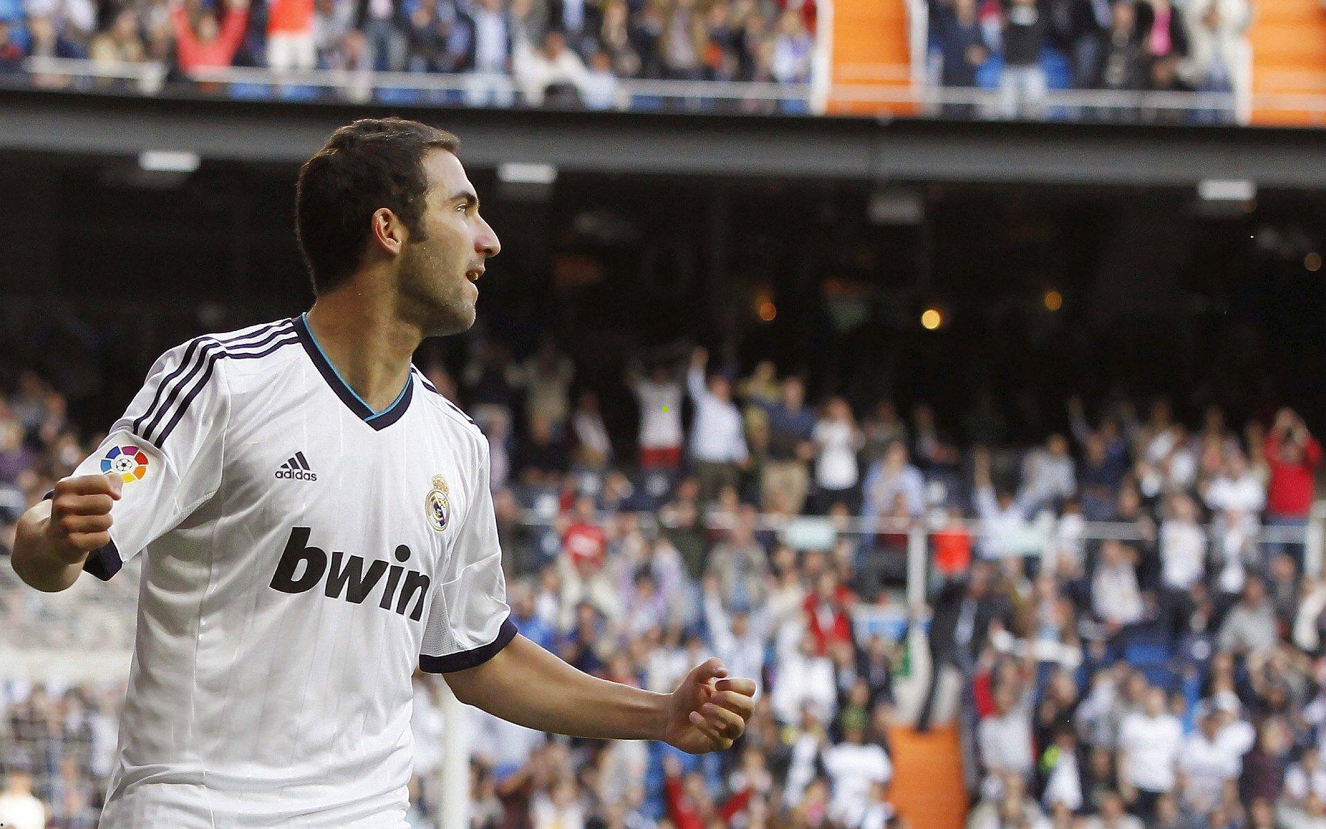 【开云kaiyun】伤情牵动人心 横幅传递信念—洛国富暂别训练场，国足众将在激励中砥砺前行